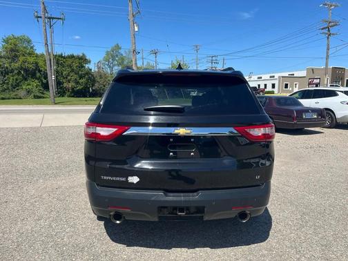 Mosaic Black Metallic 2019 Chevrolet Traverse LT Cloth