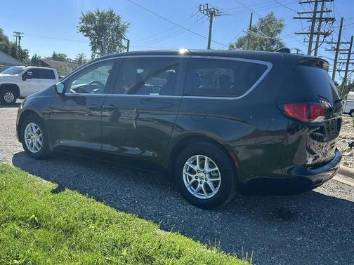 Brilliant Black Crystal Pearlcoat 2022 Chrysler Voyager LX