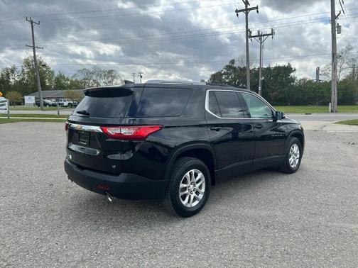 Mosaic Black Metallic 2018 Chevrolet Traverse LT Cloth