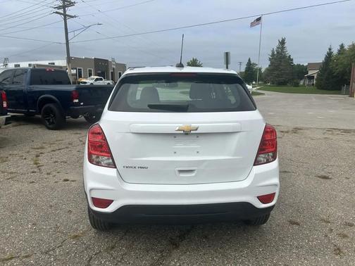 Summit White 2018 Chevrolet Trax LS