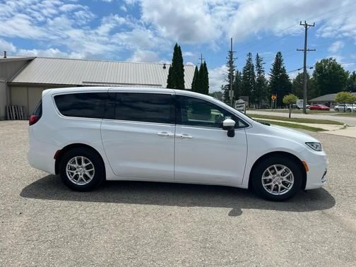 black 2023 Chrysler Pacifica TOURING