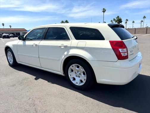 2005 Dodge Magnum SE