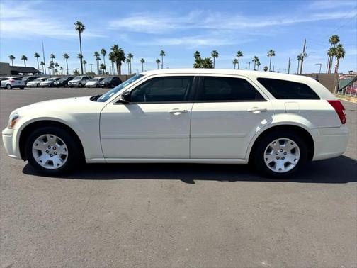 2005 Dodge Magnum SE