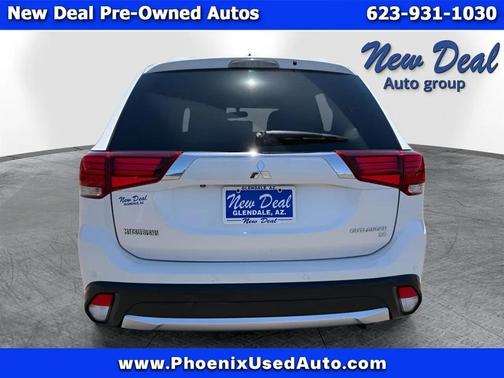 White 2016 Mitsubishi Outlander SE