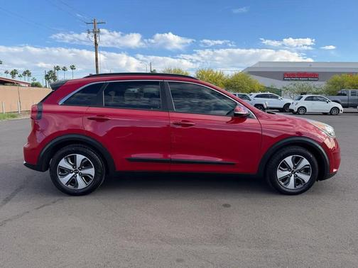 Red 2017 Kia Niro EX