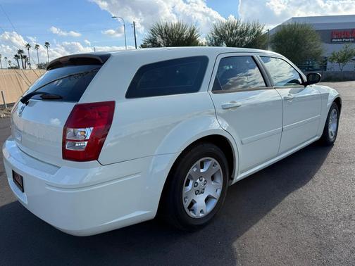 2005 Dodge Magnum SE