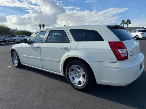 2005 Dodge Magnum SE