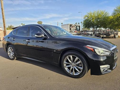 Black 2017 INFINITI Q70 3.7