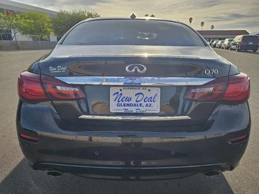 Black 2017 INFINITI Q70 3.7