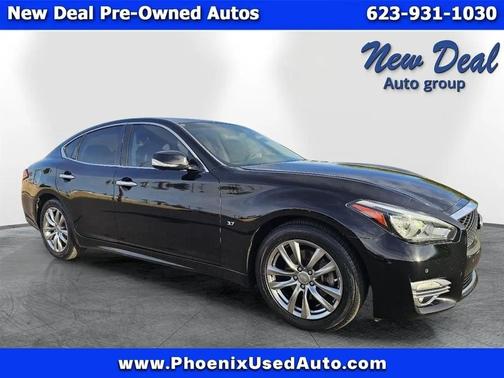 Black 2017 INFINITI Q70 3.7