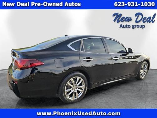 Black 2017 INFINITI Q70 3.7