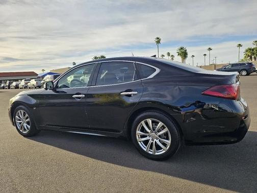 Black 2017 INFINITI Q70 3.7