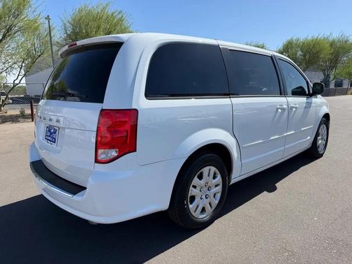 White 2016 Dodge Grand Caravan AVP/SE