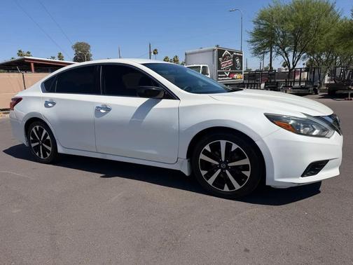White 2018 Nissan Altima 2.5 SR