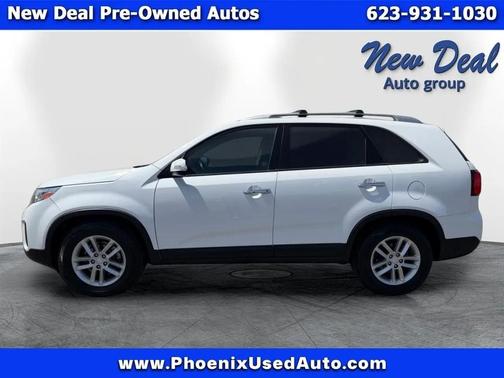 White 2014 Kia Sorento LX