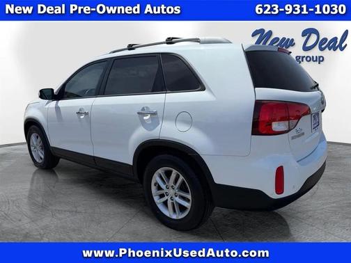 White 2014 Kia Sorento LX