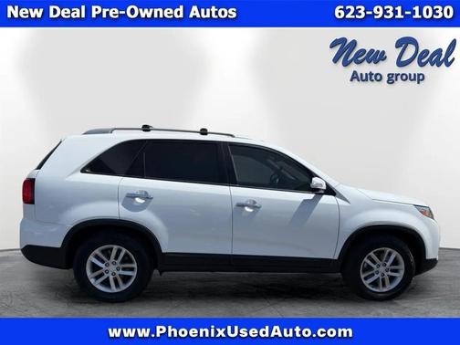 White 2014 Kia Sorento LX