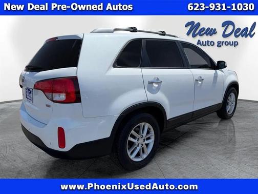 White 2014 Kia Sorento LX
