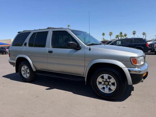 Silver 1999 Nissan Pathfinder XE