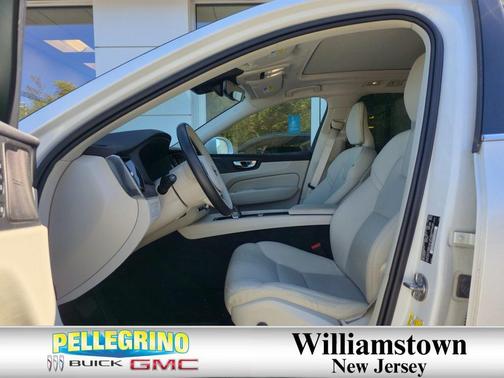 2022 Volvo XC60 Recharge Plug-In Hybrid T8 Inscription Expression
