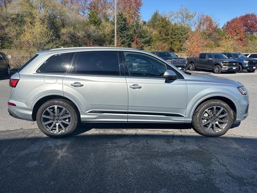 2023 Audi Q7 45 Premium Plus