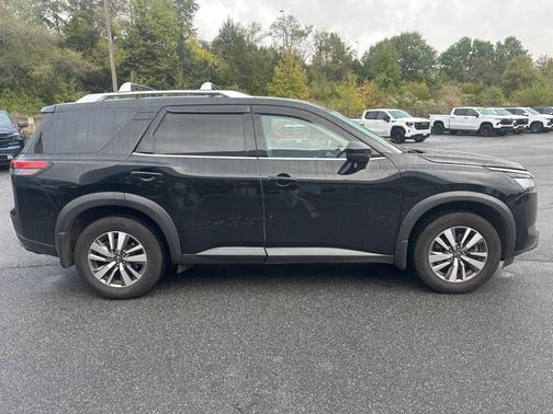 2023 Nissan Pathfinder SL 4WD