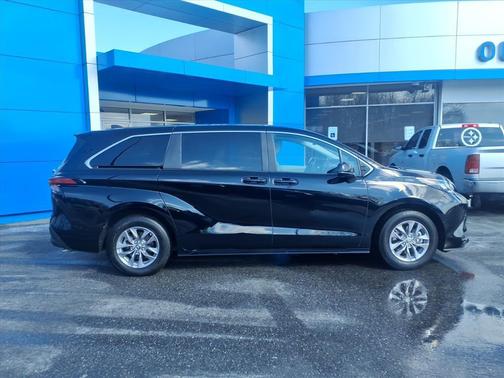 2024 Toyota Sienna LE