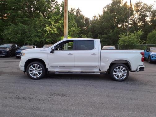 Iridescent Pearl Tricoat 2023 Chevrolet Silverado 1500 High Country