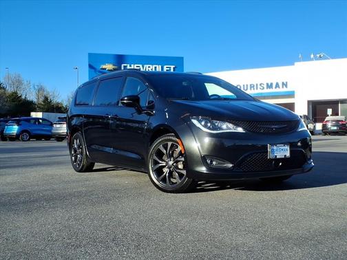 Brilliant Black Crystal Pearlcoat 2020 Chrysler Pacifica Limited