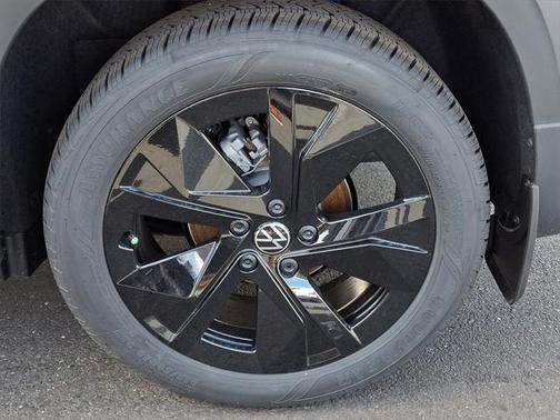 2025 Volkswagen Taos 1.5T SE Black