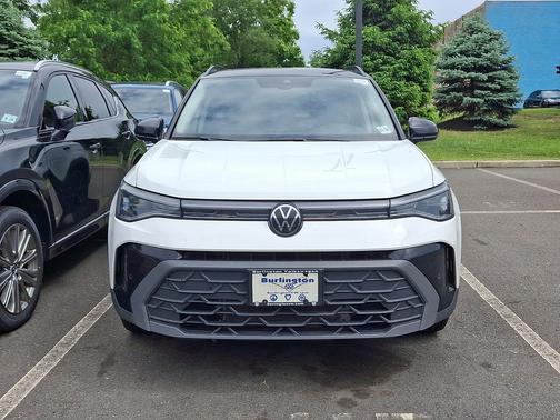 Pure White W/Black Roof 2025 Volkswagen Taos 1.5T SE Black