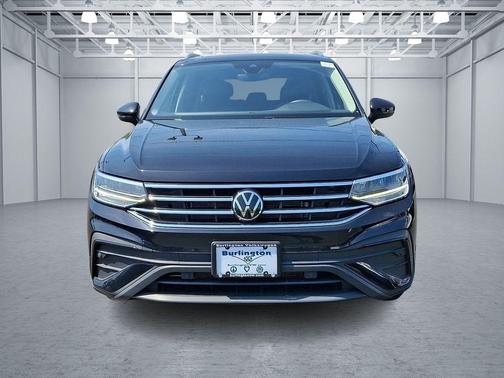 Deep Black Pearl Effect 2022 Volkswagen Tiguan 2.0T SE