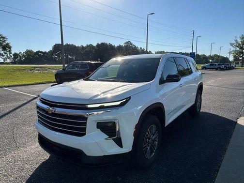 Summit White 2026 Chevrolet Traverse LT
