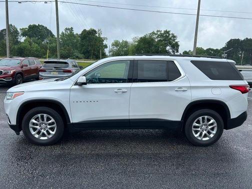 Iridescent Pearl Tricoat 2021 Chevrolet Traverse LT Leather