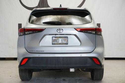 Silver 2023 Toyota Highlander LE