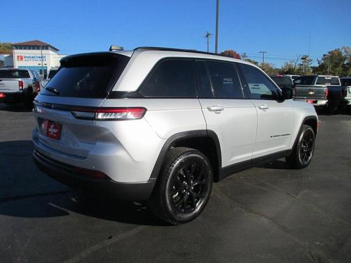 2025 Jeep Grand Cherokee Laredo