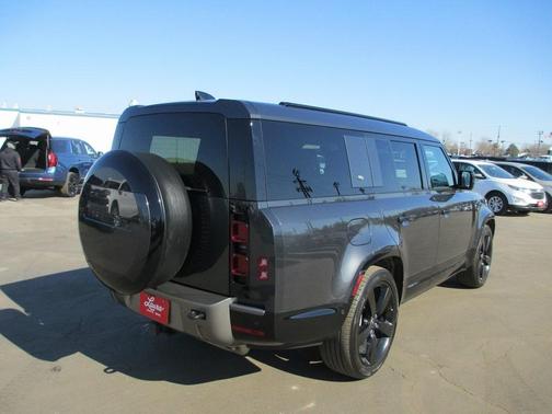 2024 Land Rover Defender P400 X-Dynamic SE