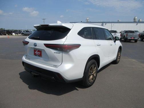 2022 Toyota Highlander Hybrid Bronze Edition