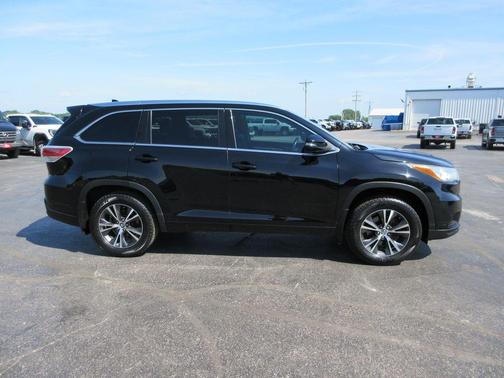 Midnight Black Metallic 2016 Toyota Highlander XLE