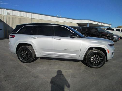 2022 Jeep Grand Cherokee Summit