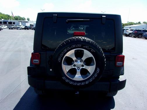 Photo 4 of 28 of 2017 Jeep Wrangler Unlimited Sahara