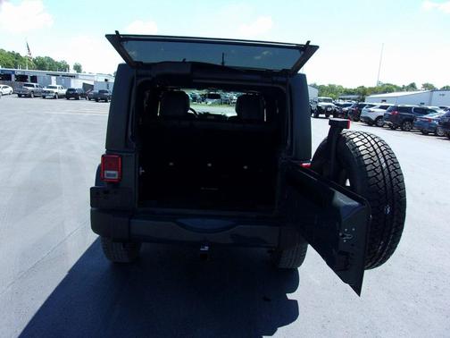 Photo 5 of 28 of 2017 Jeep Wrangler Unlimited Sahara