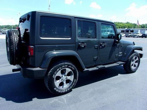 Photo 3 of 28 of 2017 Jeep Wrangler Unlimited Sahara
