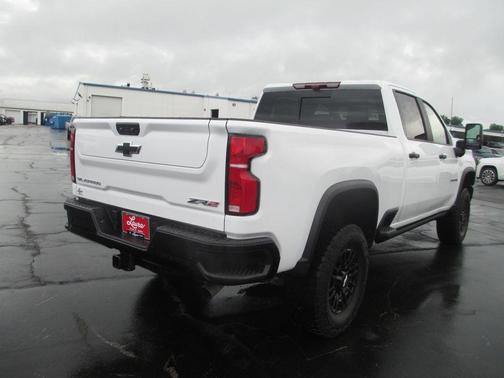 Summit White 2026 Chevrolet Silverado 2500 ZR2
