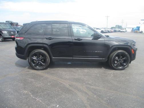 Diamond Black 2024 Jeep Grand Cherokee Laredo