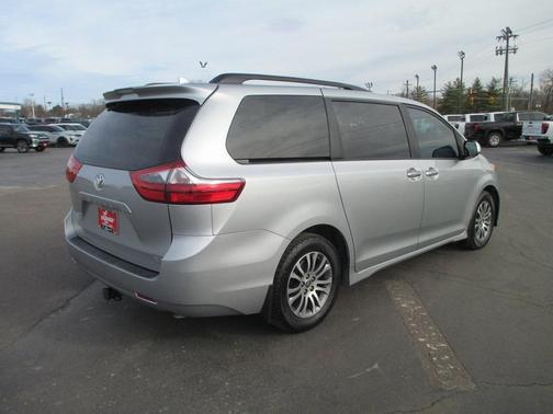2020 Toyota Sienna XLE