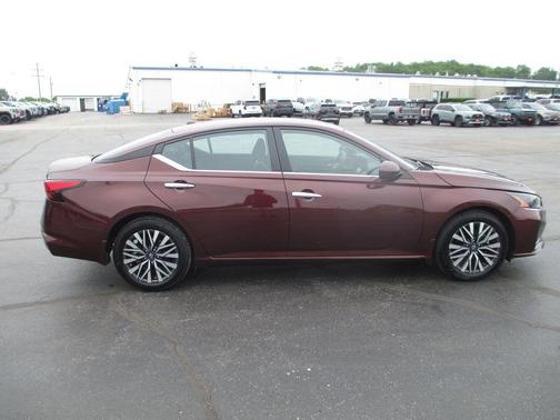Garnet Pearl Me 2024 Nissan Altima 2.5 SV