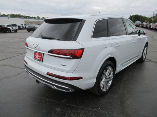 Glacier White Metallic 2023 Audi Q7 55 Premium