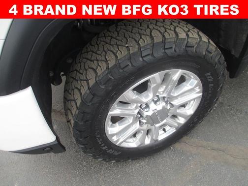 White Frost Tri-Coat 2022 GMC Sierra 3500 Denali