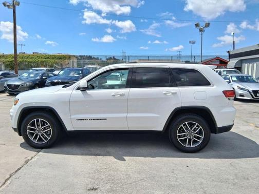 Bright White Clearcoat 2020 Jeep Grand Cherokee Laredo